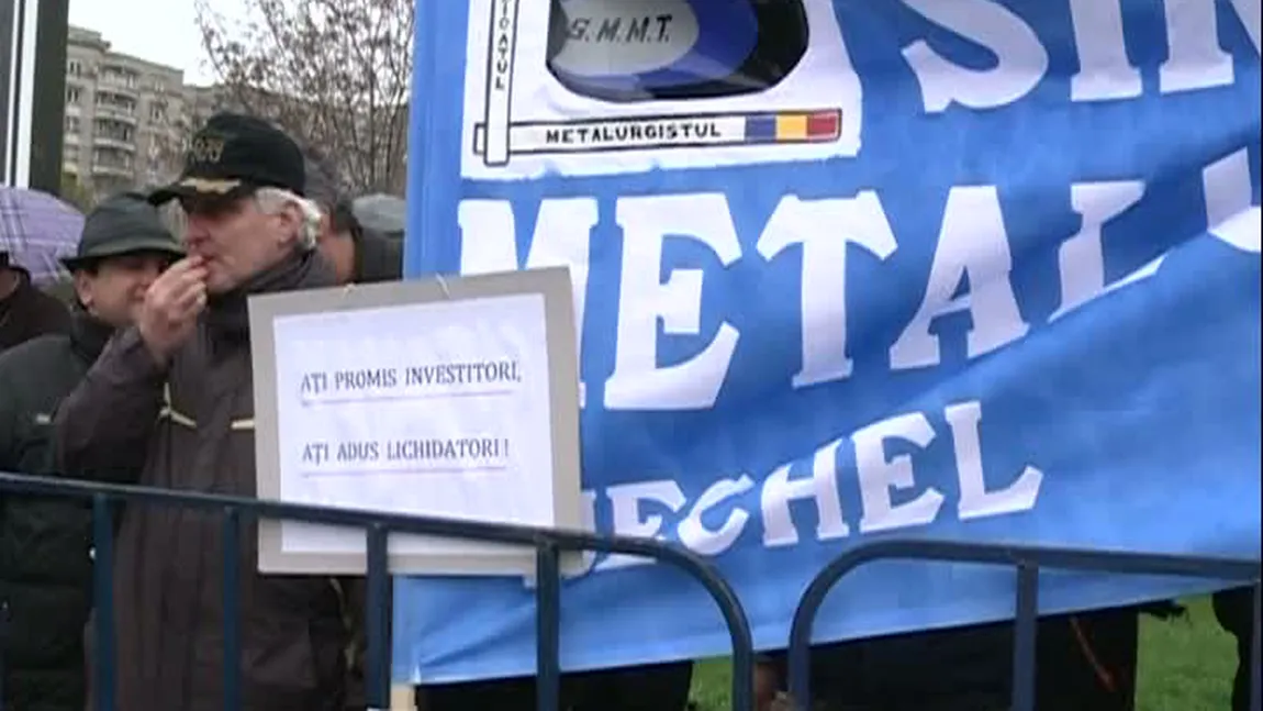 PROTEST la Guvern. Foşti angajaţi ai Mechel au reclamat neplata salariilor compensatorii VIDEO