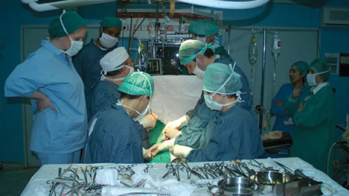 Medicii legişti au stabilit cauza decesului tinerei supuse unei operaţii de mărire a sânilor