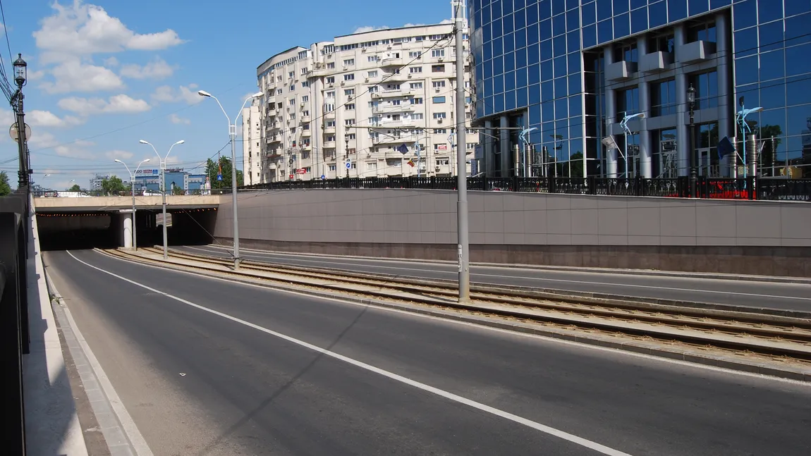 Accident grav în Pasajul Mărăşeşti: Un şofer a decedat după ce a intrat într-un perete de beton