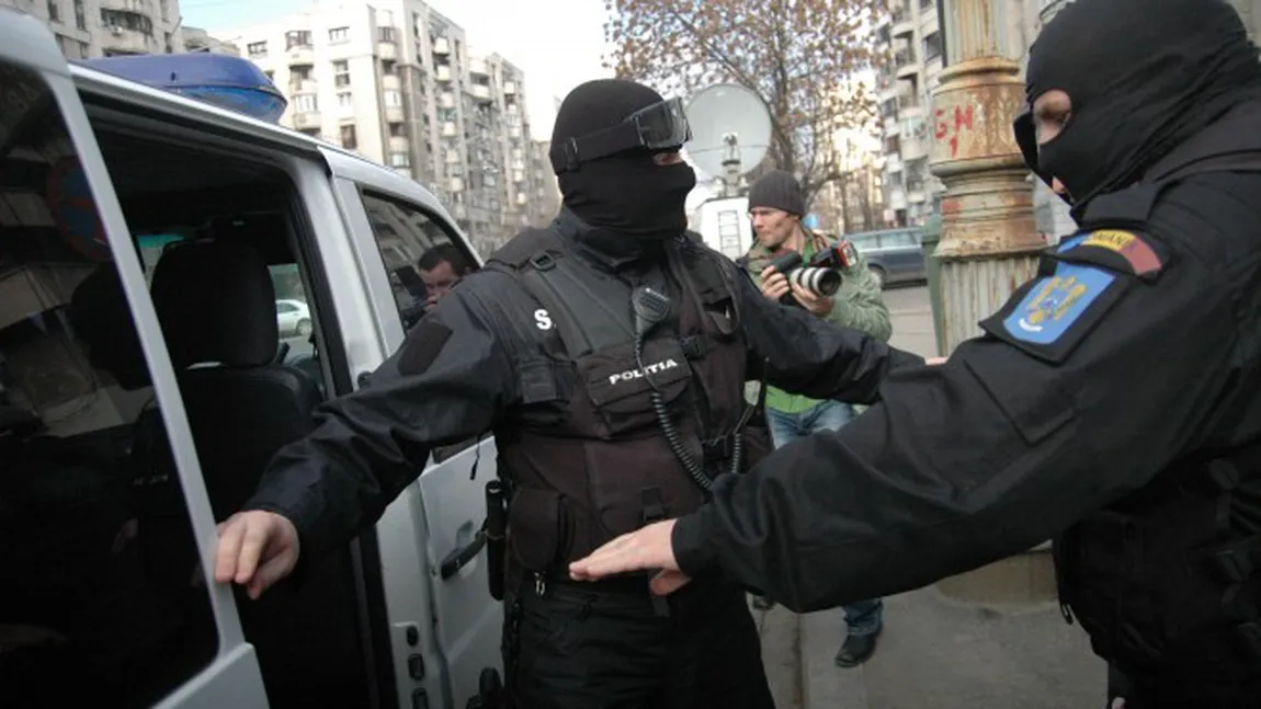 Percheziţii în Buzău: Peste 40 de poliţişti au descins în casele mai multor proxeneţi şi hoţi