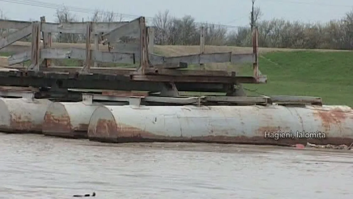 Pod rupt de viitură, în Ialomiţa. Zeci de localnici au rămas izolaţi VIDEO