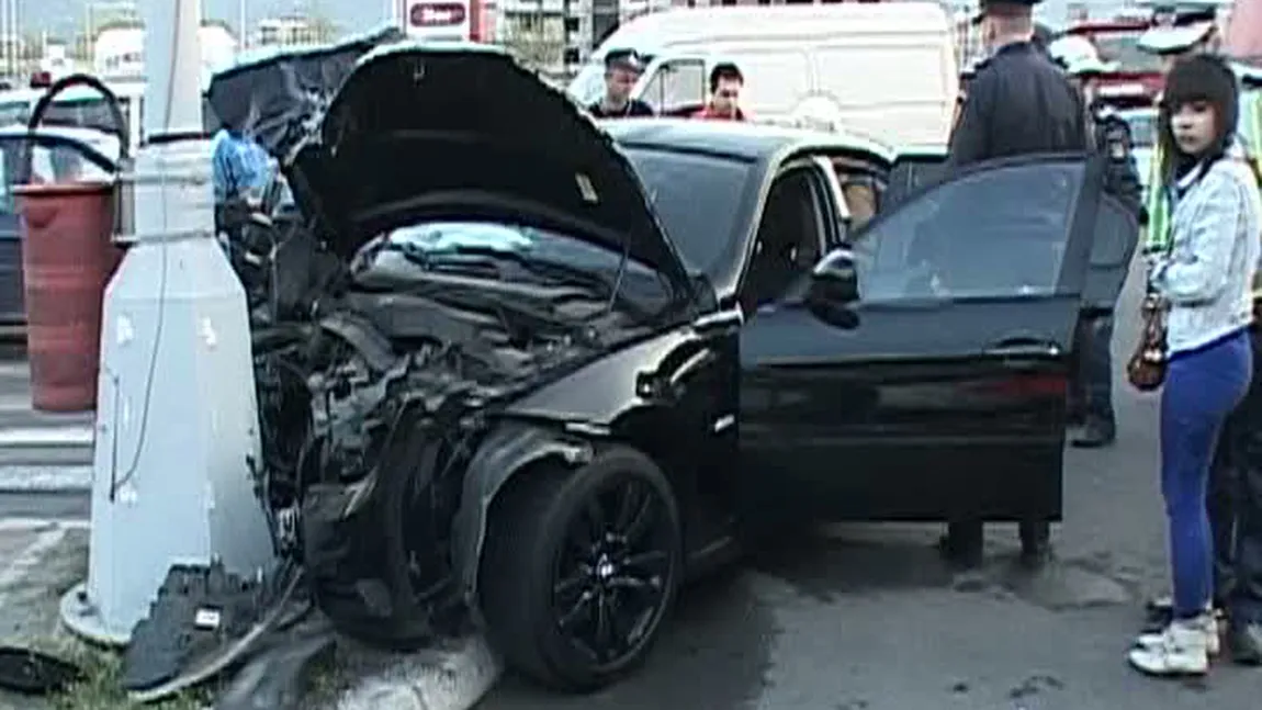 Beţie între beizadele: Doi tineri din Baia Mare, răniţi după ce au băgat bolidul în stâlp VIDEO
