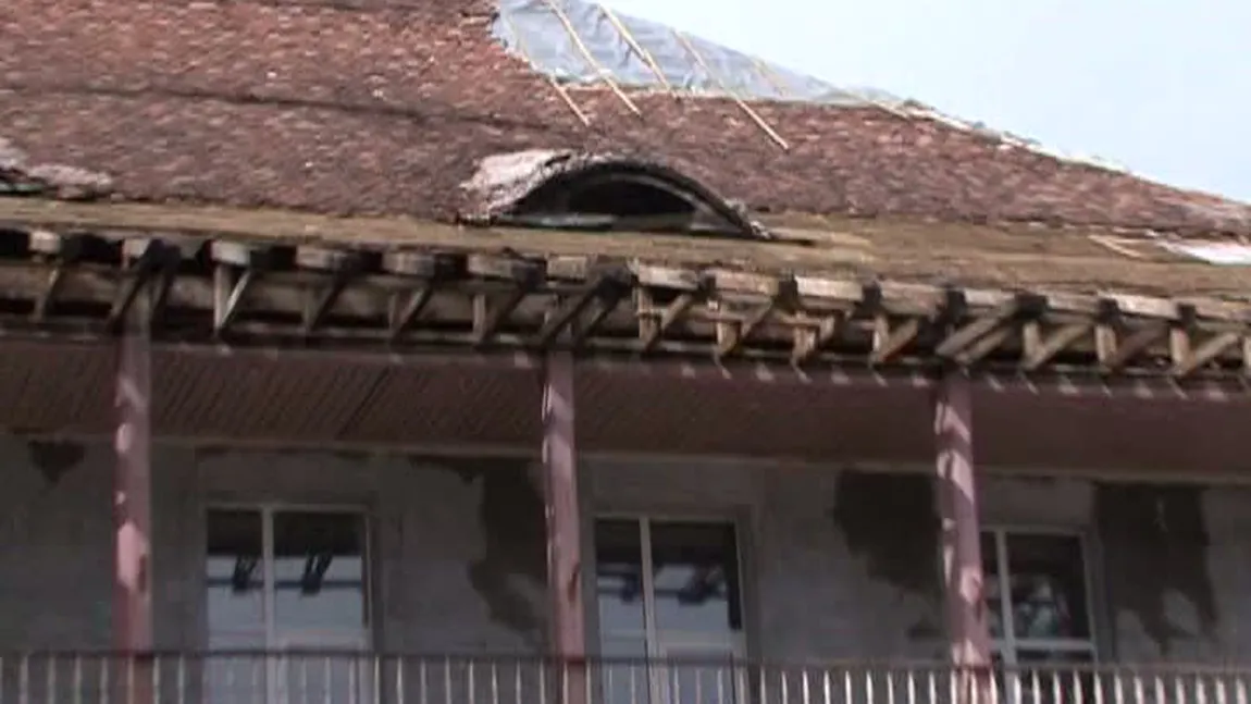 Primăria din Predeal, renovată în bătaie de joc: Tavanul a căzut în biroul edilului VIDEO
