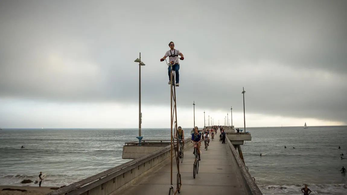 NEBUNIE CURATĂ: Cum e să mergi pe o bicicletă înaltă de 4,5 metri VIDEO
