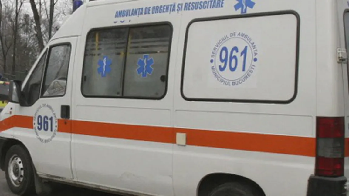 Bistriţa: O persoană decedată şi doi răniţi, după ce un microbuz s-a răsturnat în curtea unei case