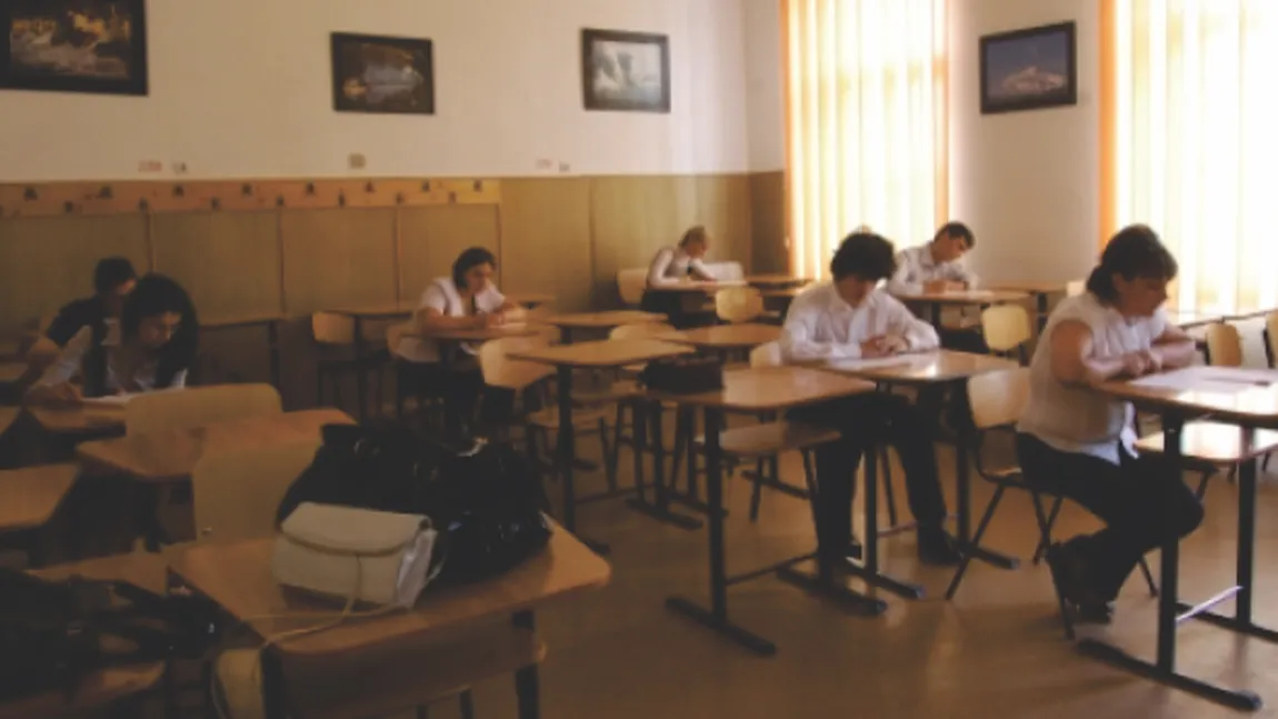 Simularea examenelor naţionale a continuat vineri cu proba la matematică şi istorie