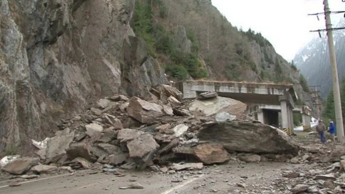 Turişti BLOCAŢI la Barajul Vidraru. DN 7C Transfăgărăşan, ÎNCHIS parţial din cauza căderii de stânci