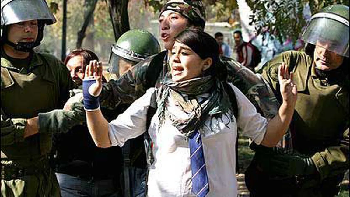 Teatru de război în Chile: Studenţii şi poliţia s-au bătut de 
