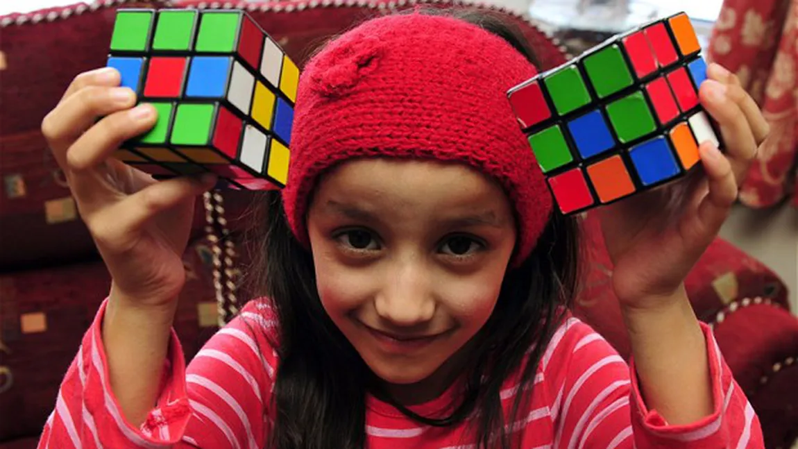 Fetiţa de doar CINCI ANI care rezolvă un cub Rubik în 100 de secunde FOTO VIDEO