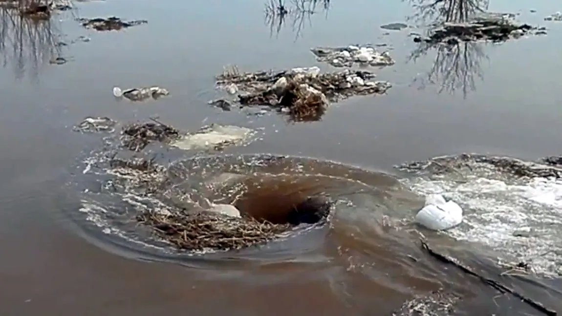 Fenomen BIZAR pe un râu: Un VÂRTEJ URIAŞ, apărut din senin, a înghiţit bucăţi MARI de gheaţă VIDEO