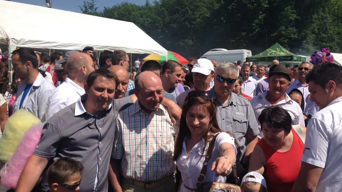 Traian Băsescu, cu traistă şi clop maramureşean, la Sâmbra Oilor FOTO