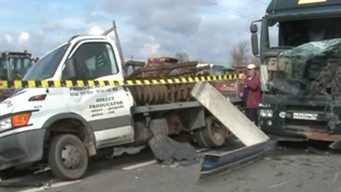 O elevă de 16 ani A MURIT lovită de un microbuz, iar o femeie a fost grav rănită VIDEO