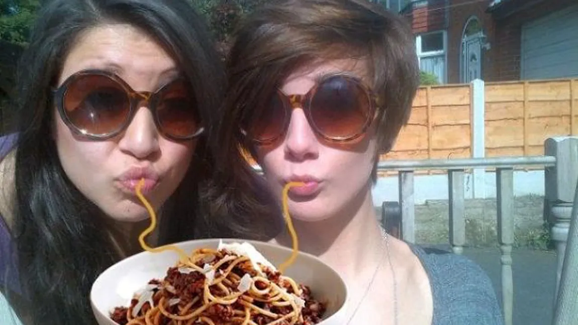 Cu MACAROANA în GURĂ: Cum se răzbună internetul pe PIŢIPOANCELE care îşi ŢUGUIAZĂ buzele FOTO