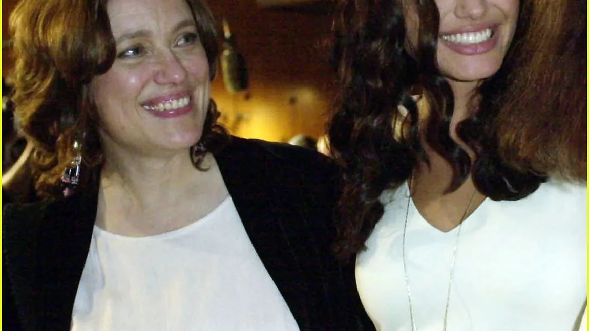 Angelina Jolie va juca în rolul mamei sale într-un film biografic