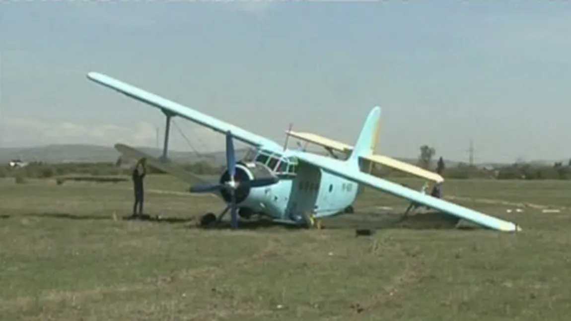 Pilotul şi copilotul avionului utilitar care a aterizat de urgenţă lângă Strehaia consumaseră alcool