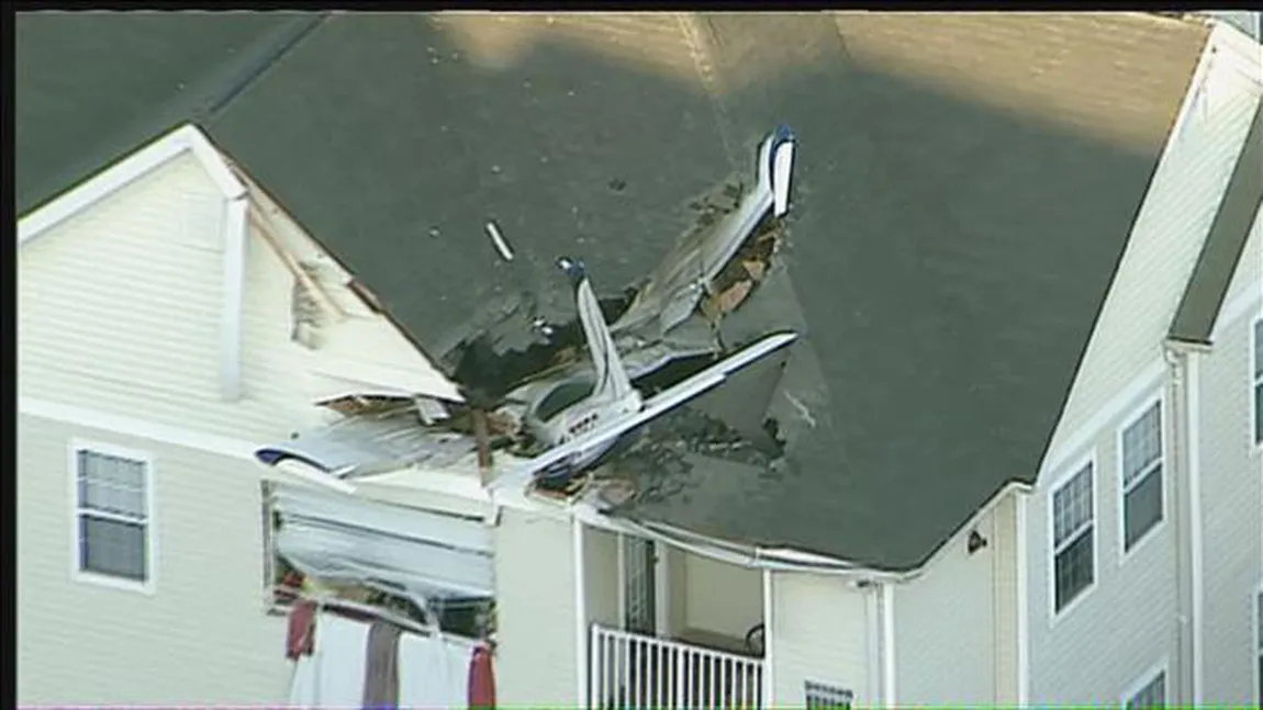 Un avion s-a prăbuşit peste un bloc de apartamente, în SUA FOTO