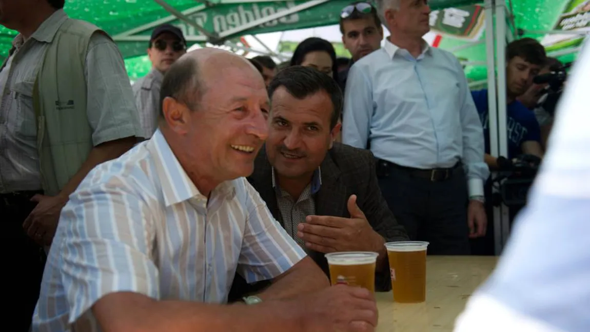 Băsescu, la o bere cu localnicii din Peştera. Era cât pe ce să verse paharul VIDEO