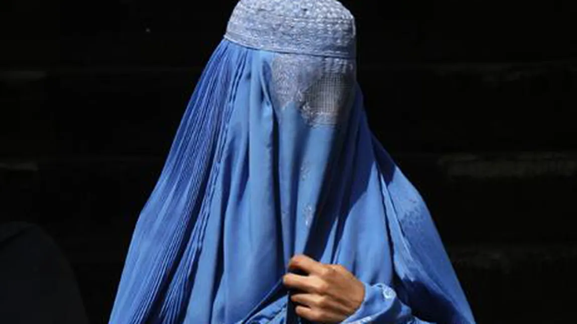 Franţa: Interzicerea purtării de burqa în public, supusă celei mai înalte instanţe a CEDO