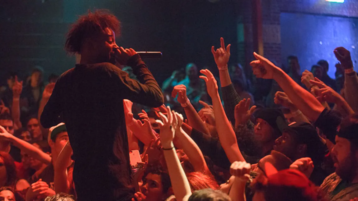 Un cunoscut RAPPER american, VIOLAT în faţa a 700 de oameni: O fană i-a făcut SEX ORAL pe scenă FOTO