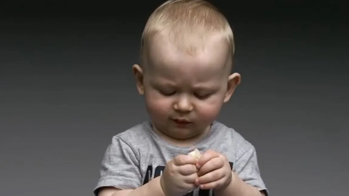 Cum reacţionează copiii când gustă pentru prima dată alimente noi VIDEO AMUZANT