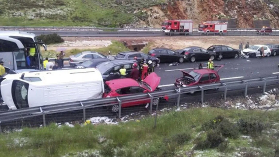 Carambol pe autostradă, în Spania. Cel puţin 45 de maşini s-au ciocnit din cauza grindinei VIDEO