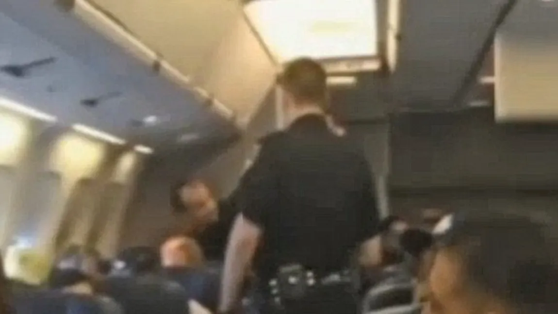 Aterizare de URGENŢĂ, după ce o pasageră nu se mai oprea din CÂNTAT VIDEO