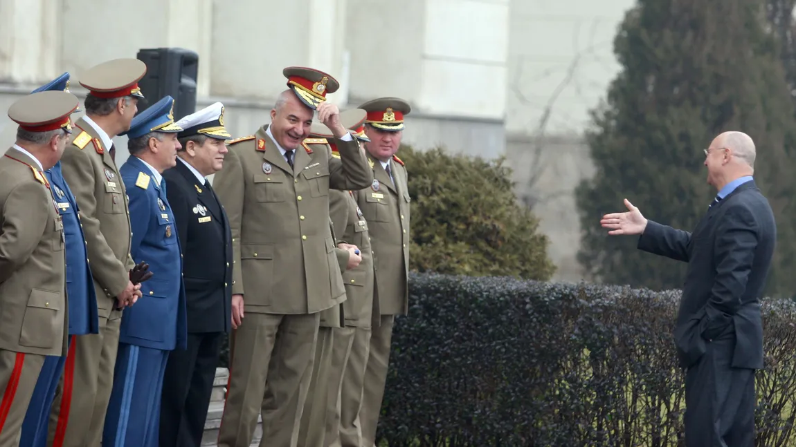 Băsescu a promulgat legea ce stabileşte că generalii din Armată vor putea fi pensionaţi mai uşor