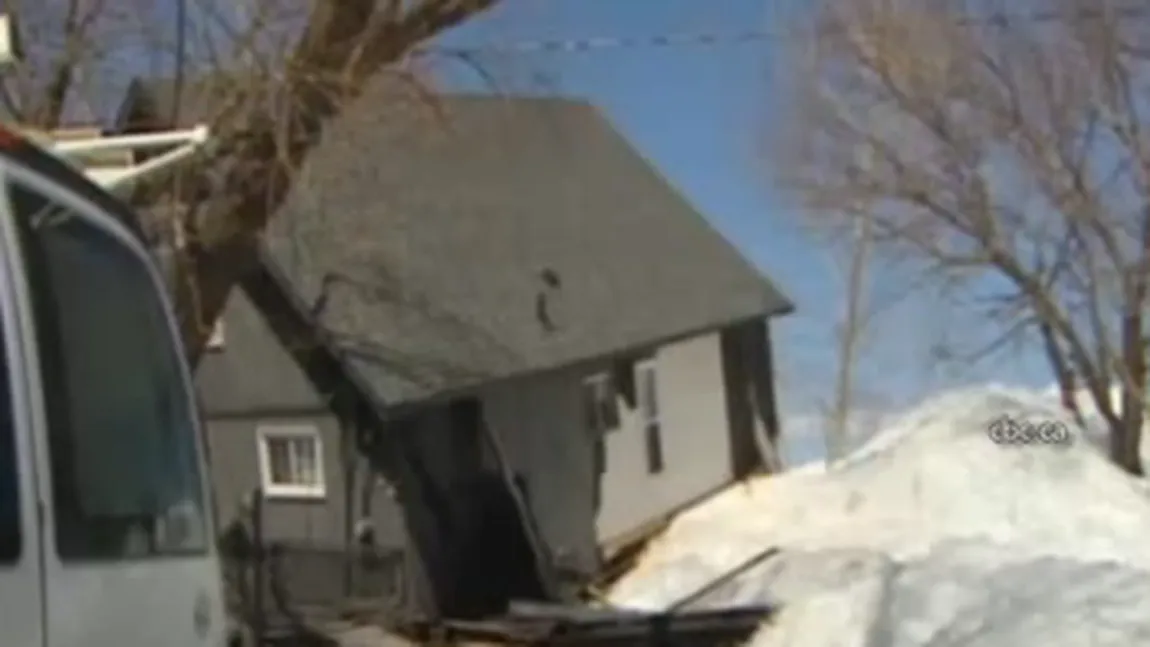 Zeci de case au fost ÎNGHIŢITE de un val de GHEŢĂ în Canada VIDEO