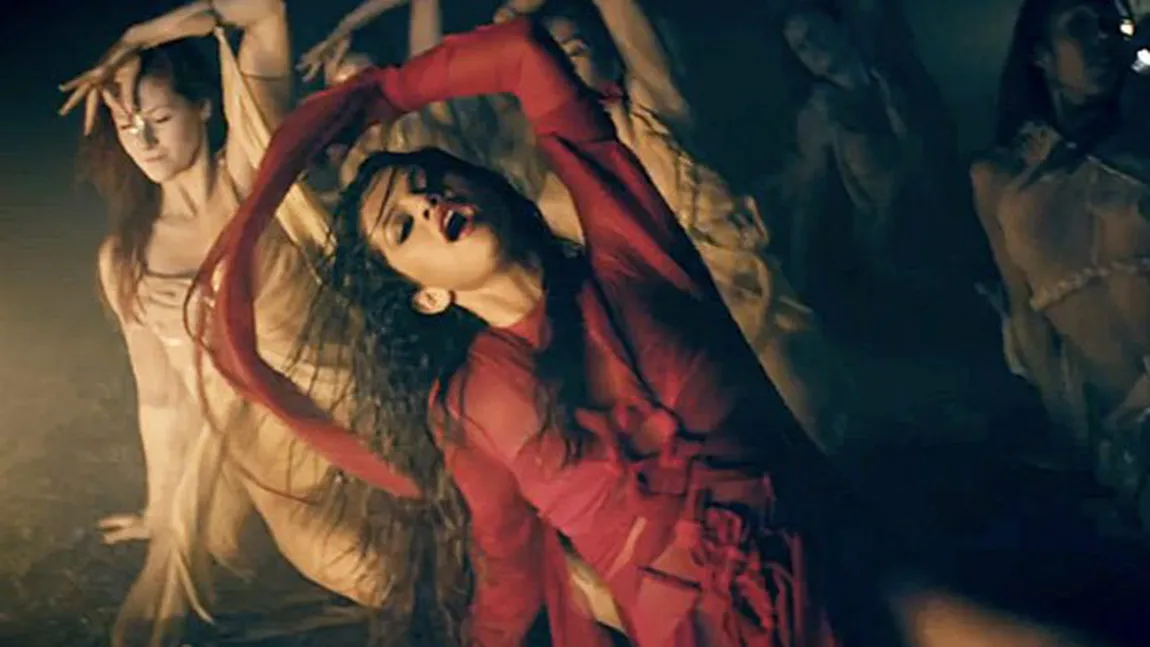 Selena Gomez, dansuri EXOTICE şi ţinute SENZUALE în noul videoclip FOTO&VIDEO