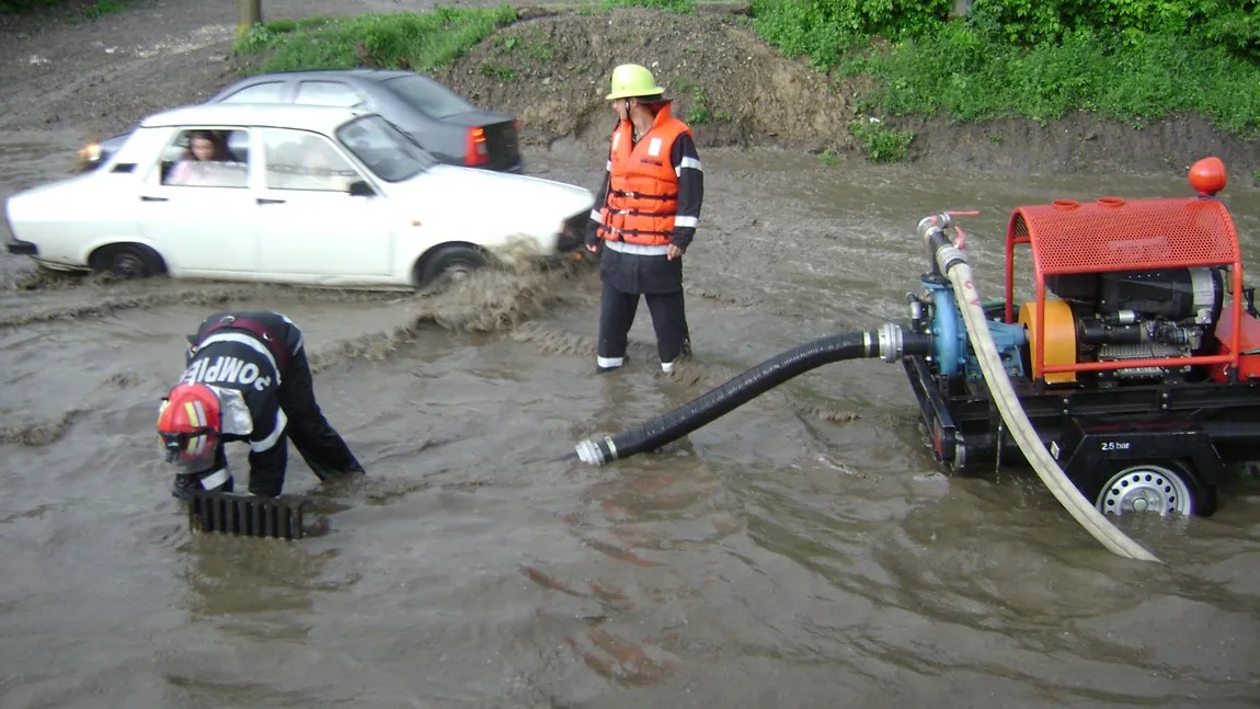 POTOP în Suceava: Oameni evacuaţi şi 50 de gospodării inundate VIDEO