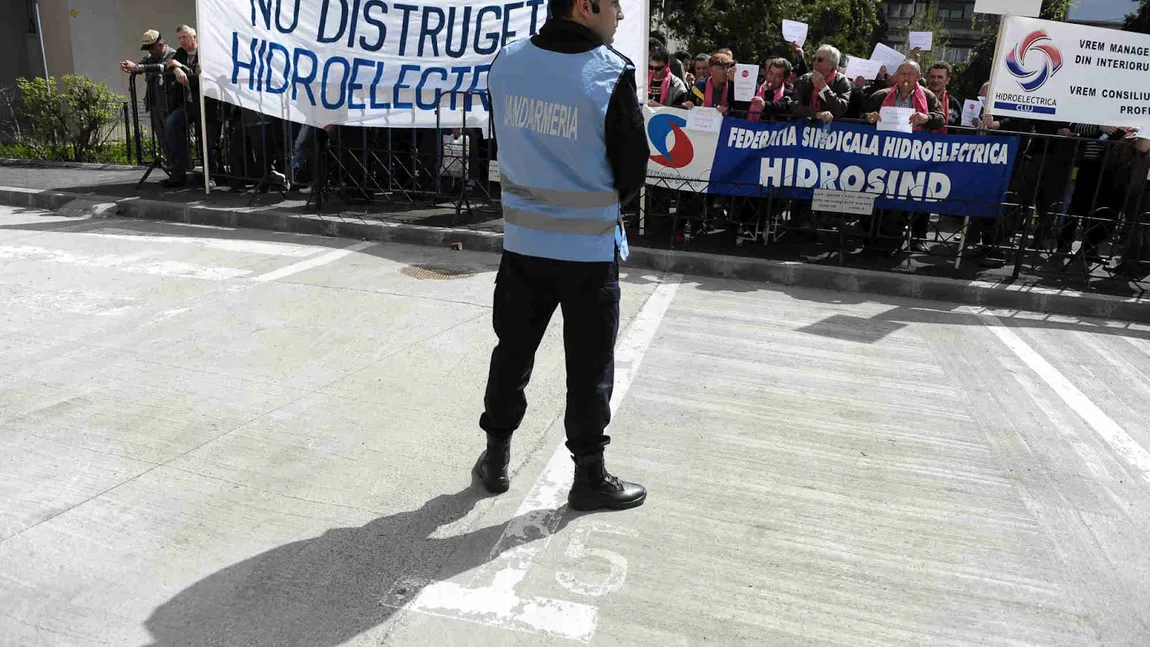 Protest de amploare în Capitală. Sute de sindicalişti s-au adunat în Piaţa Victoriei