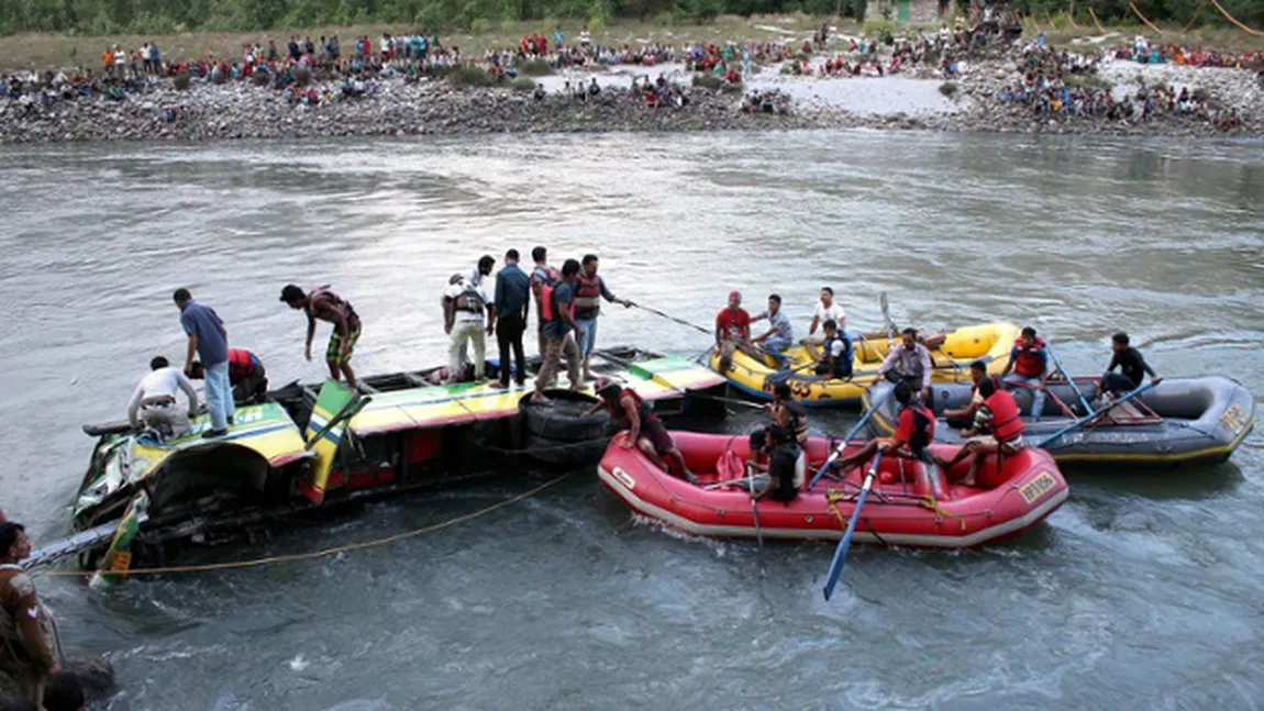 Cel puţin 33 de morţi după ce un autobuz a căzut într-un râu în India