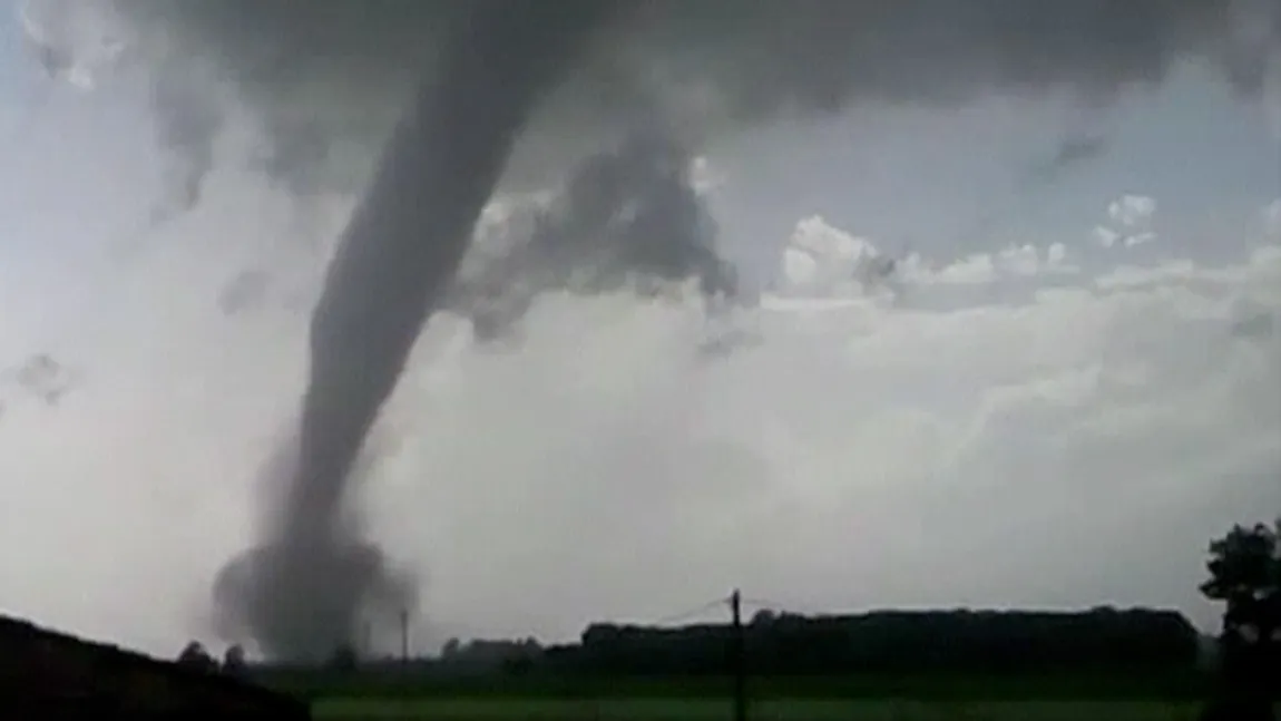 O puternică TORNADĂ a lovit un oraş din Italia, producând multiple pagube materiale VIDEO