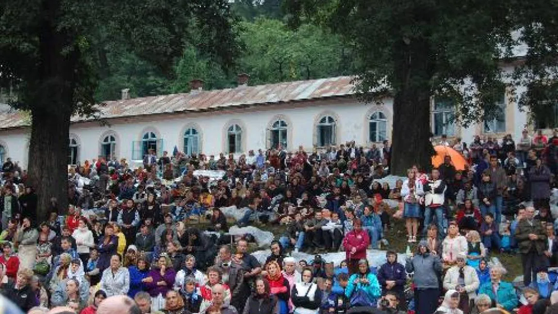 Mii de pelerini din toată ţara au mers să ia apă sfinţită de la Izvorul Tămăduirii