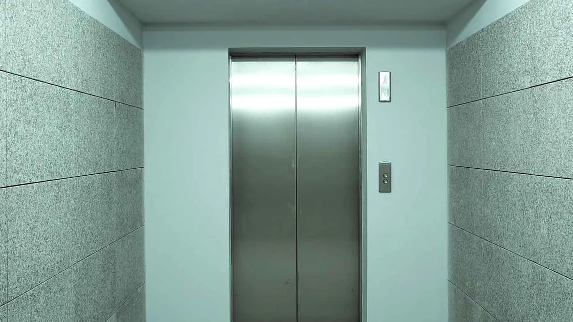 Un tânăr, la spital în stare gravă, după ce a căzut în gol în casa liftului