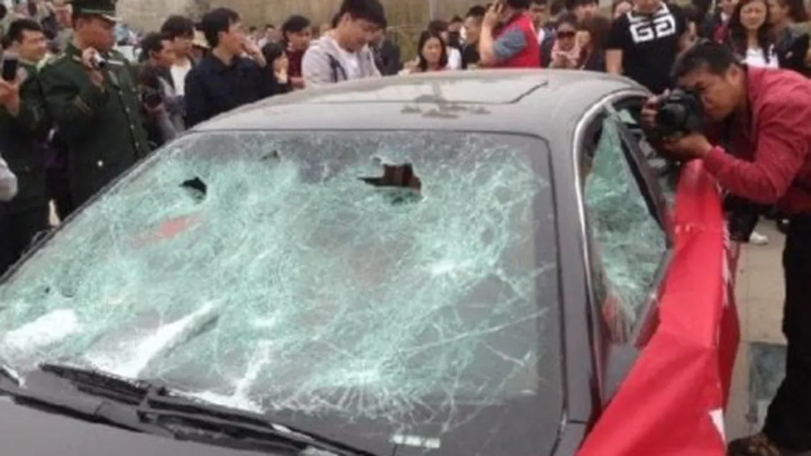 Un chinez nemulţumit face praf un Maserati la deschiderea unui salon auto VIDEO