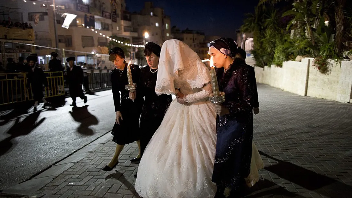 O nuntă neobişnuită: A avut 25.000 de invitaţi, dar mireasa nu şi-a putut arăta chipul FOTO
