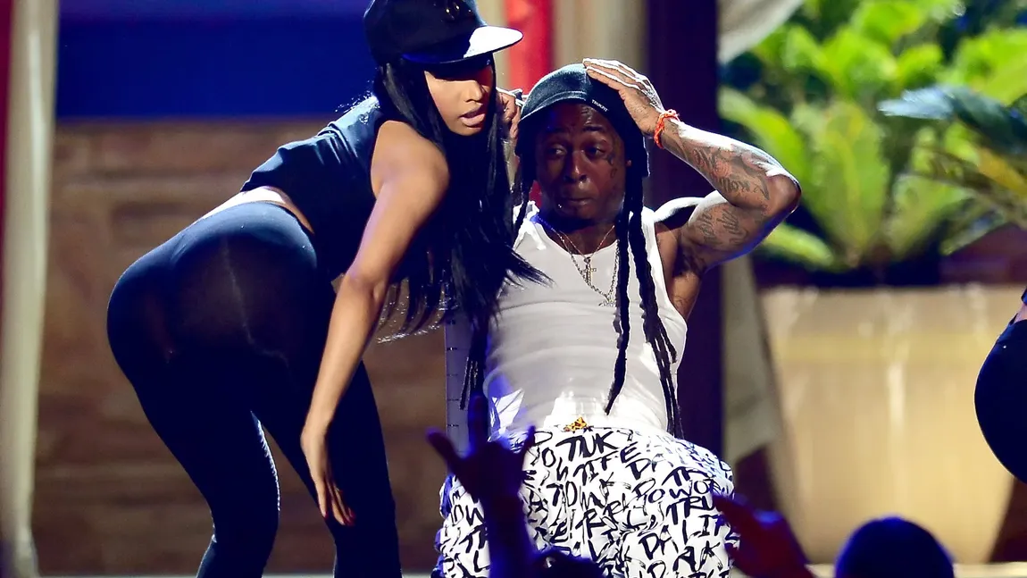 Nicki Minaj a ÎNNEBUNIT publicul cu un DANS LASCIV pentru Lil Wayne FOTO&VIDEO