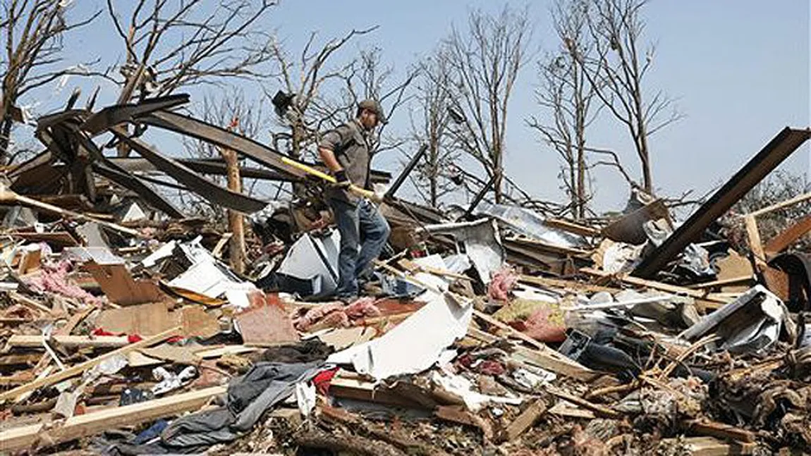 Tornadele fac RAVAGII în SUA. Aproape 100 de persoane, între care 20 de copii, au murit VIDEO