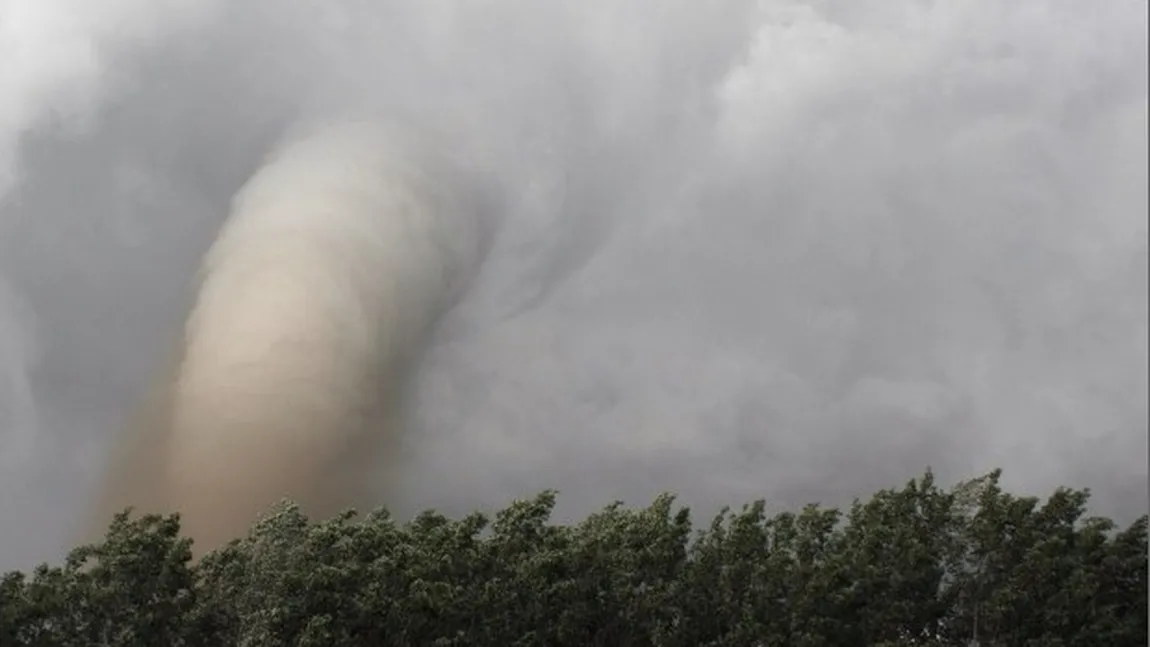 TORNADE în Italia. 11 persoane au fost rănite