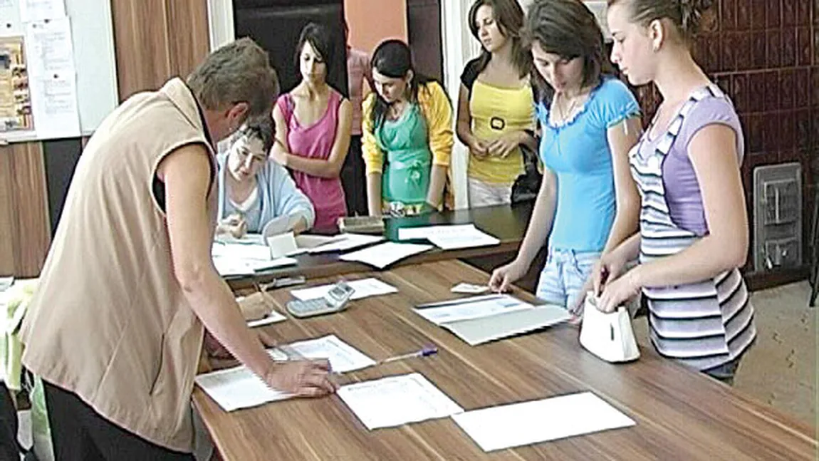 EVALUAREA NAŢIONALĂ 2013: Absolvenţii de clasa a VIII-a susţin, marţi, proba la LIMBA ROMÂNĂ