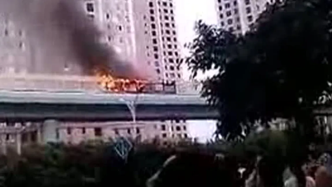 AUTOCAR ÎN FLĂCĂRI, în China: 42 de persoane au murit, iar alte 30 au fost rănite VIDEO