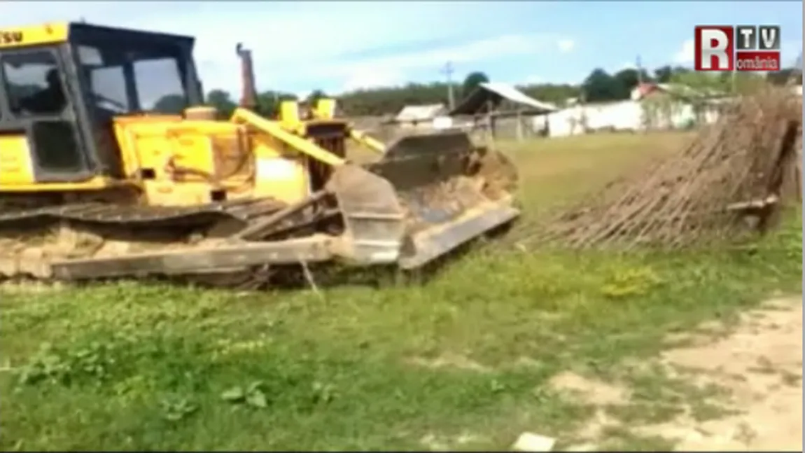 Scandal în Argeş. Gospodăriile romilor, ridicate ilegal, demolate cu buldozerele VIDEO