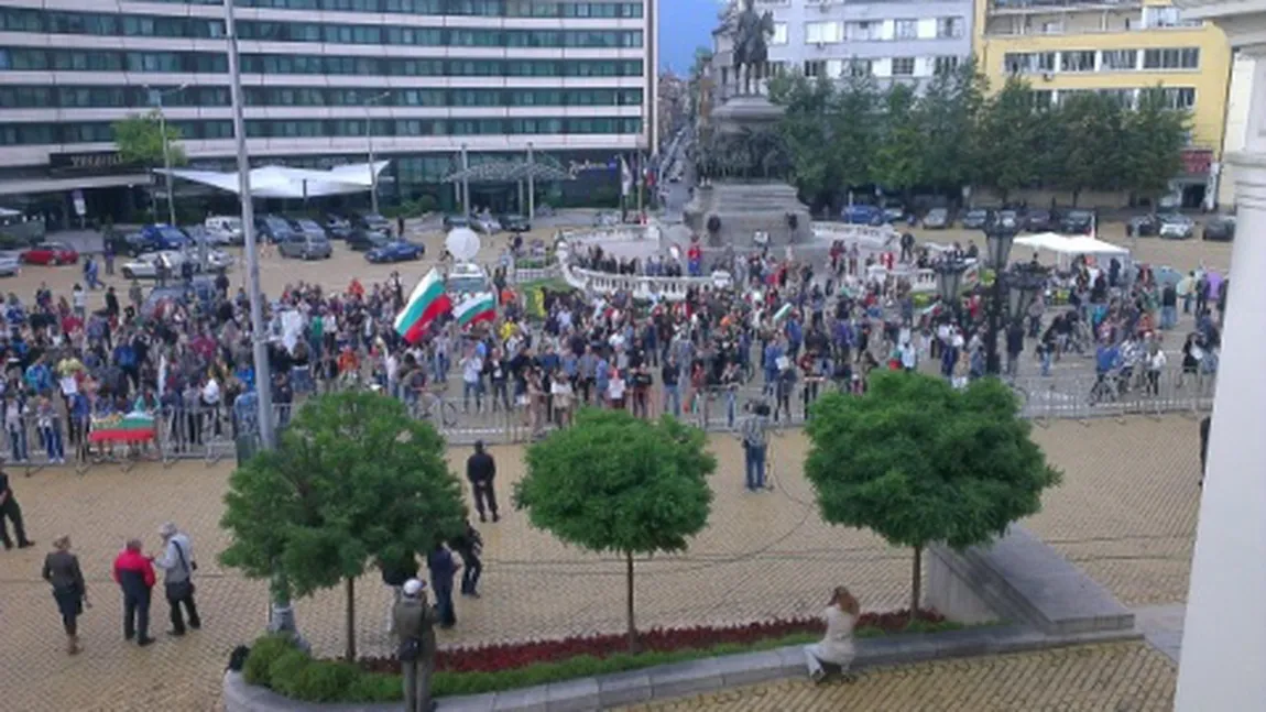 Protest cu mâncare la Parlamentul bulgar: Manifestanţii au aruncat cu roşii, ouă, dar şi cu caviar