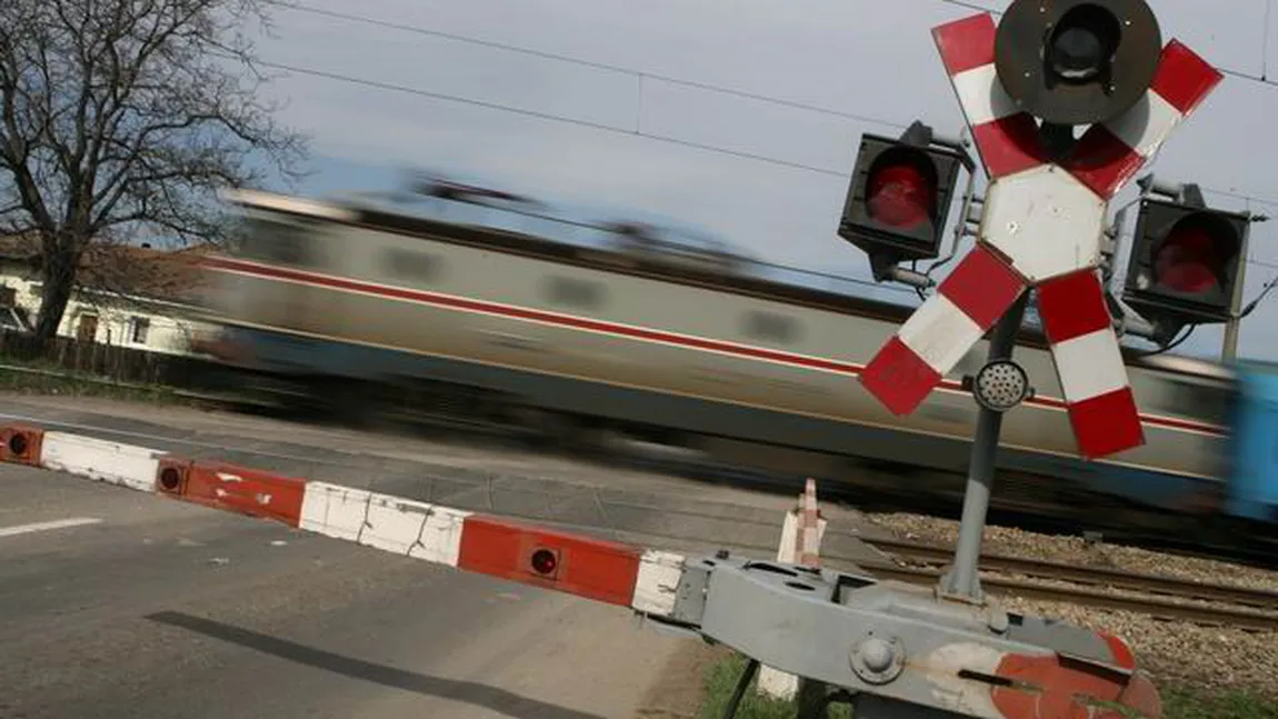 Un bărbat şi fiica lui AU SCĂPAT CU VIAŢĂ după ce maşina lor a fost lovită de tren