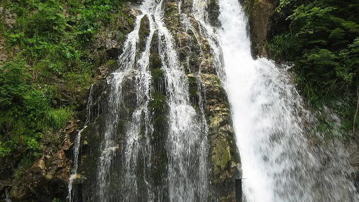 Un bărbat a murit după ce a căzut în cascada Urlătoarea din Buşteni