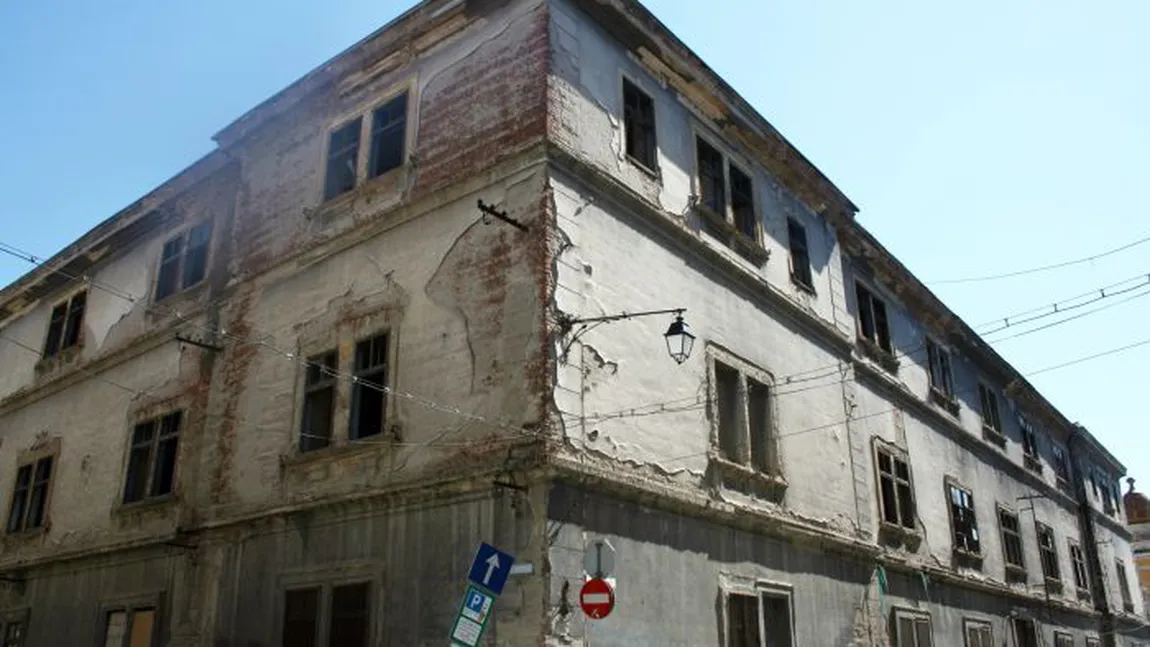 Proprietarii clădirilor istorice din Timiş ar putea să răspundă PENAL dacă nu repară faţadele