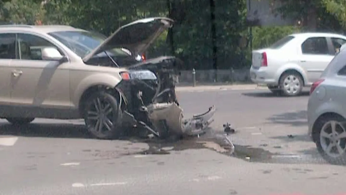 Accident grav pe Bulevardul Kiseleff. Două maşini s-au făcut praf