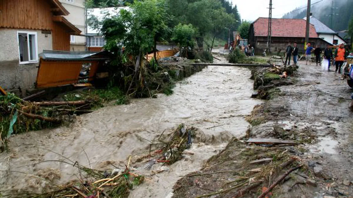 Gospodăriile inundate din Vaslui au fost curăţate de beneficiarii de ajutor social din zonă