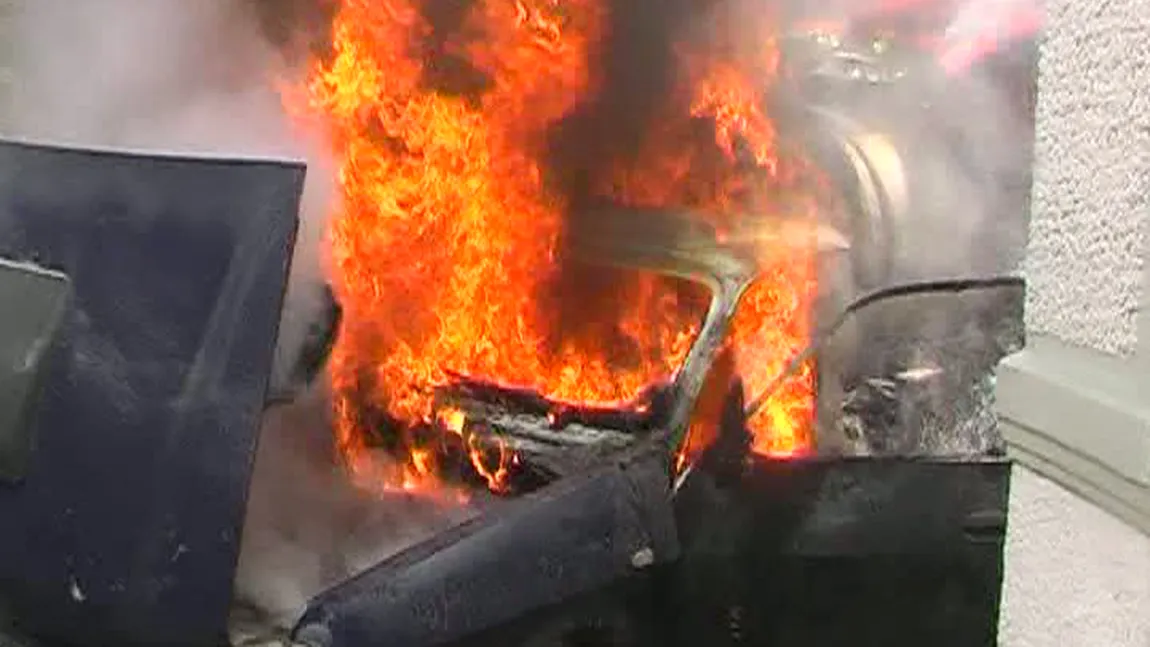 O maşină a fost cuprinsă de flăcări în timp ce proprietarul o repara VIDEO